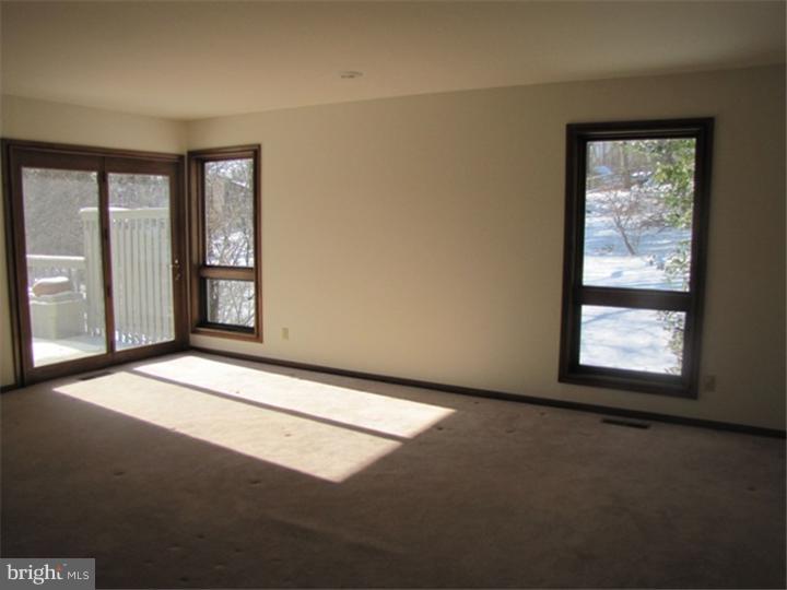 112 Jupiter Road Newark, DE 19711 - Photo 8 of 25 Living Room