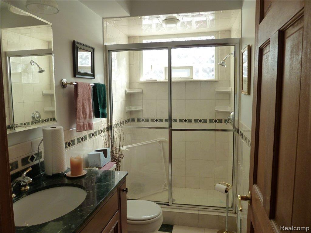 18300 Beverly Road Franklin, MI 48025 - Photo 7 of 13 1st floor Bath