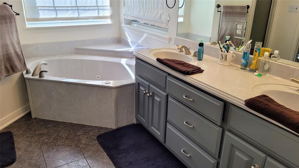 3164 Clater Powell Road Waco, TX 76705 - Photo 27 of 40 a bathroom with a sink and a bathtub