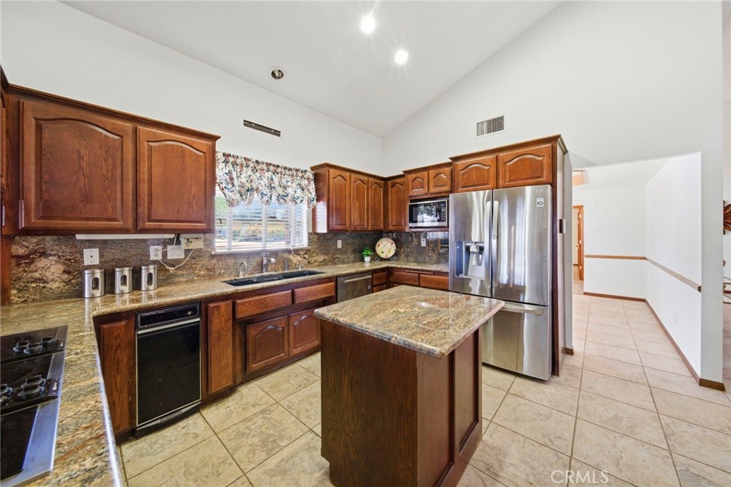 19670 Tonkawan Road Apple Valley, CA 92307 - Photo 18 of 70 Gourmet Kitchen with Island