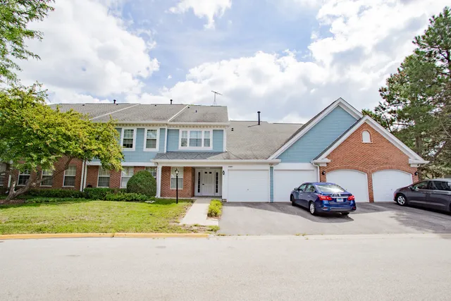 $389,900 | 1401 Plum Court, Unit D, Mount Prospect, IL 60056