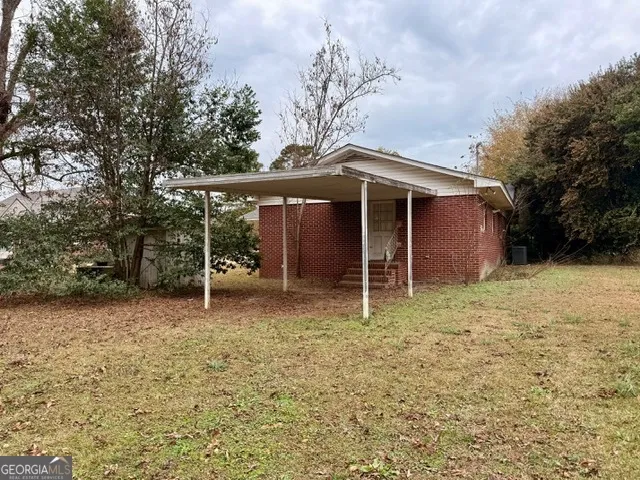 a view of a house with a yard