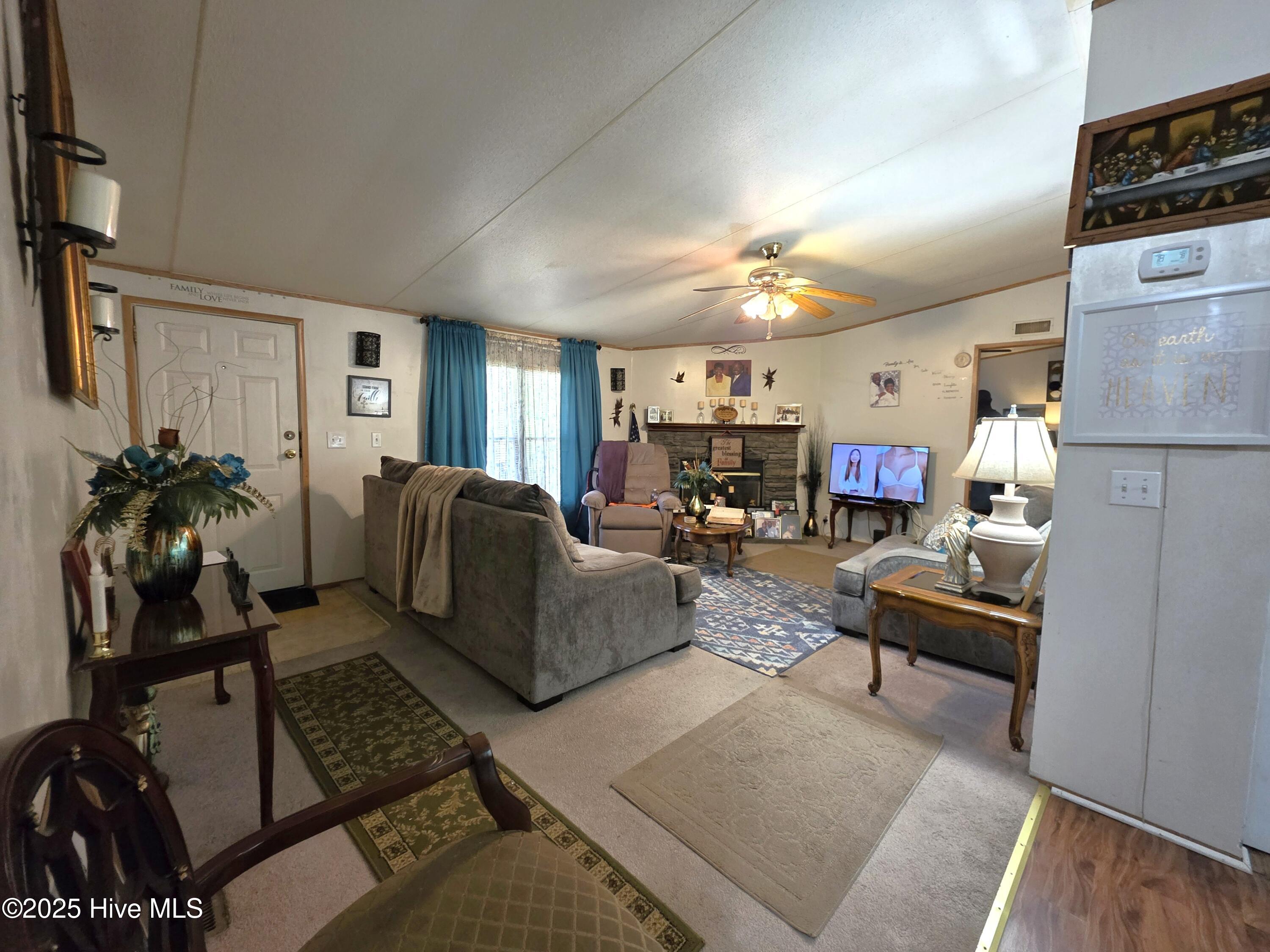 265 Neuse Road New Bern, NC 28560 - Photo 2 of 12 Living Room