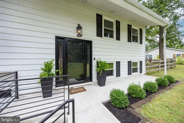 a view of a house with backyard and garden