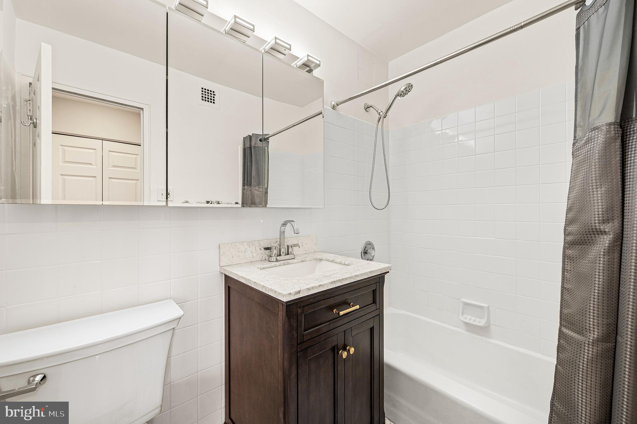 1600 Hagys Ford Road North, Unit 9N Penn Valley, PA 19072 - Photo 28 of 37 2nd full bathroom