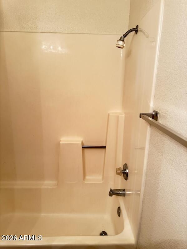 97 North Cooper Road, Unit 91 Chandler, AZ 85225 - Photo 20 of 28 a bathroom with a bathtub