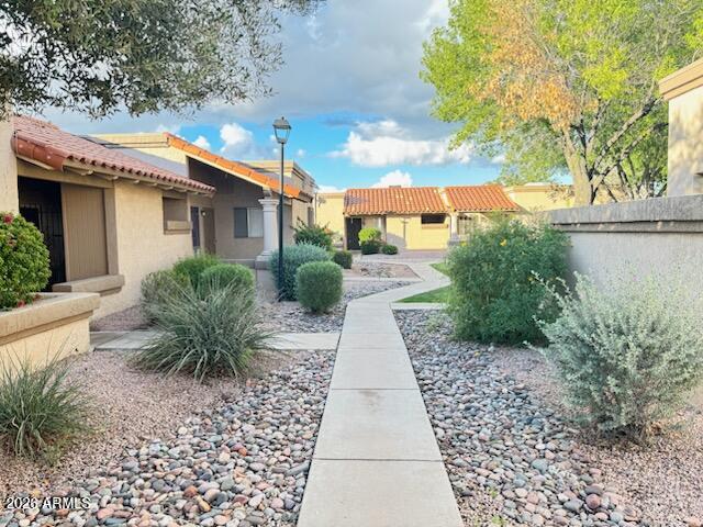 97 North Cooper Road, Unit 91 Chandler, AZ 85225 - Photo 26 of 28 a backyard of a house with fountain table and chairs