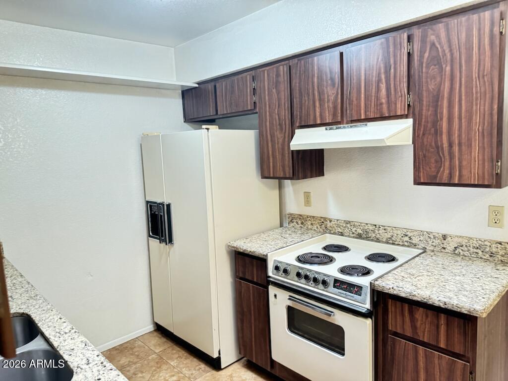 97 North Cooper Road, Unit 91 Chandler, AZ 85225 - Photo 5 of 28 a kitchen with a stove and a refrigerator