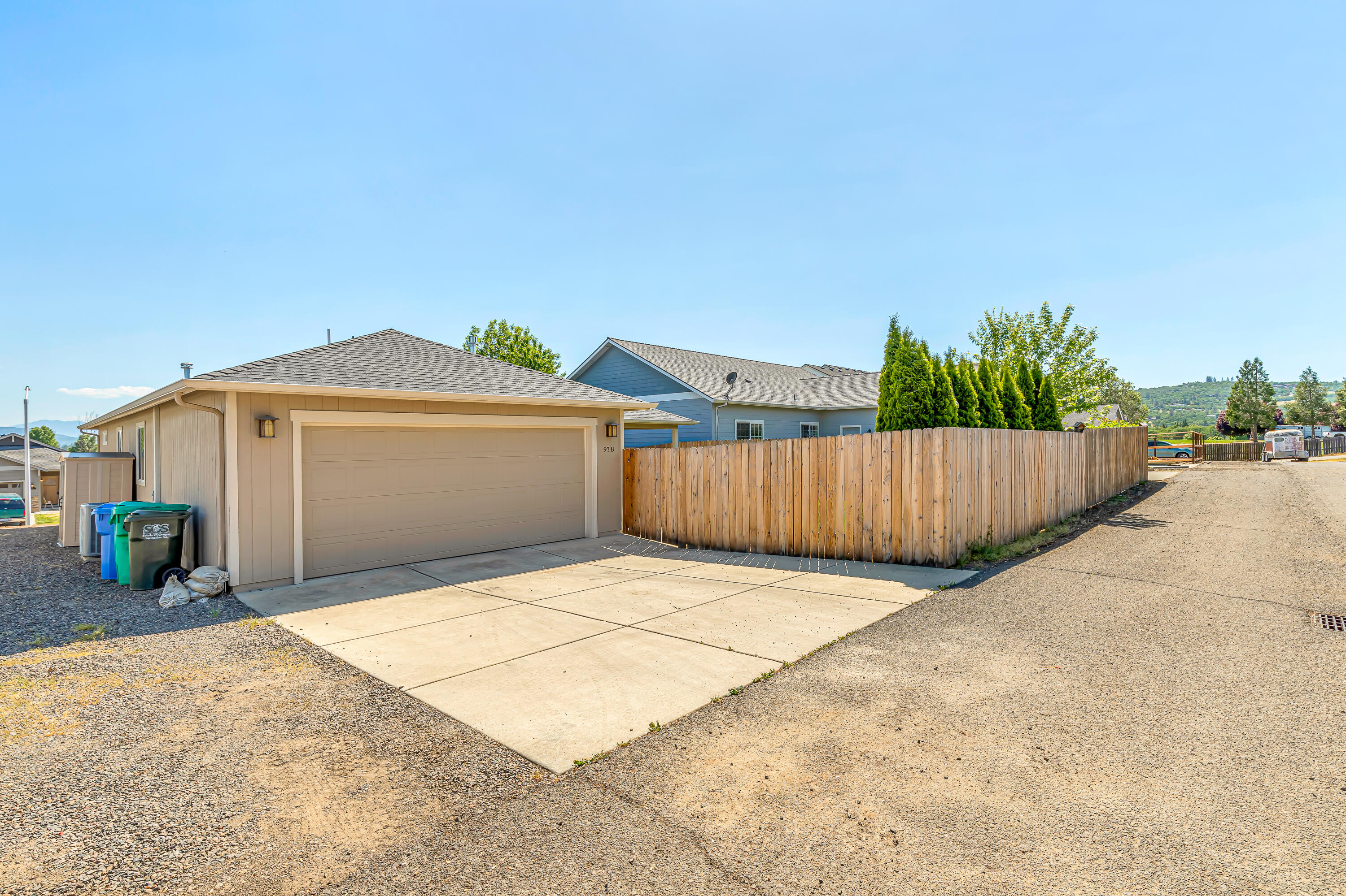 978 Win Way Eagle Point, OR 97524 - Photo 33 of 33 9R9A8711