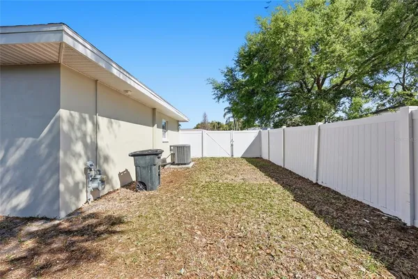 a view of a backyard