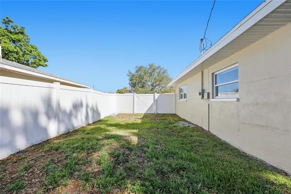 a view of a backyard