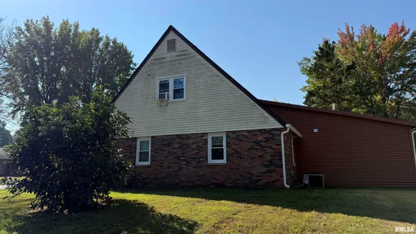 $200,000 | 300 South Glenview Drive, Carbondale, IL 62901
