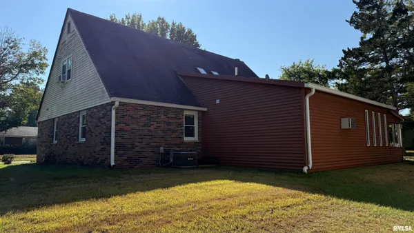 $200,000 | 300 South Glenview Drive, Carbondale, IL 62901