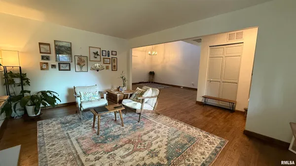 $200,000 | 300 South Glenview Drive, Carbondale, IL 62901