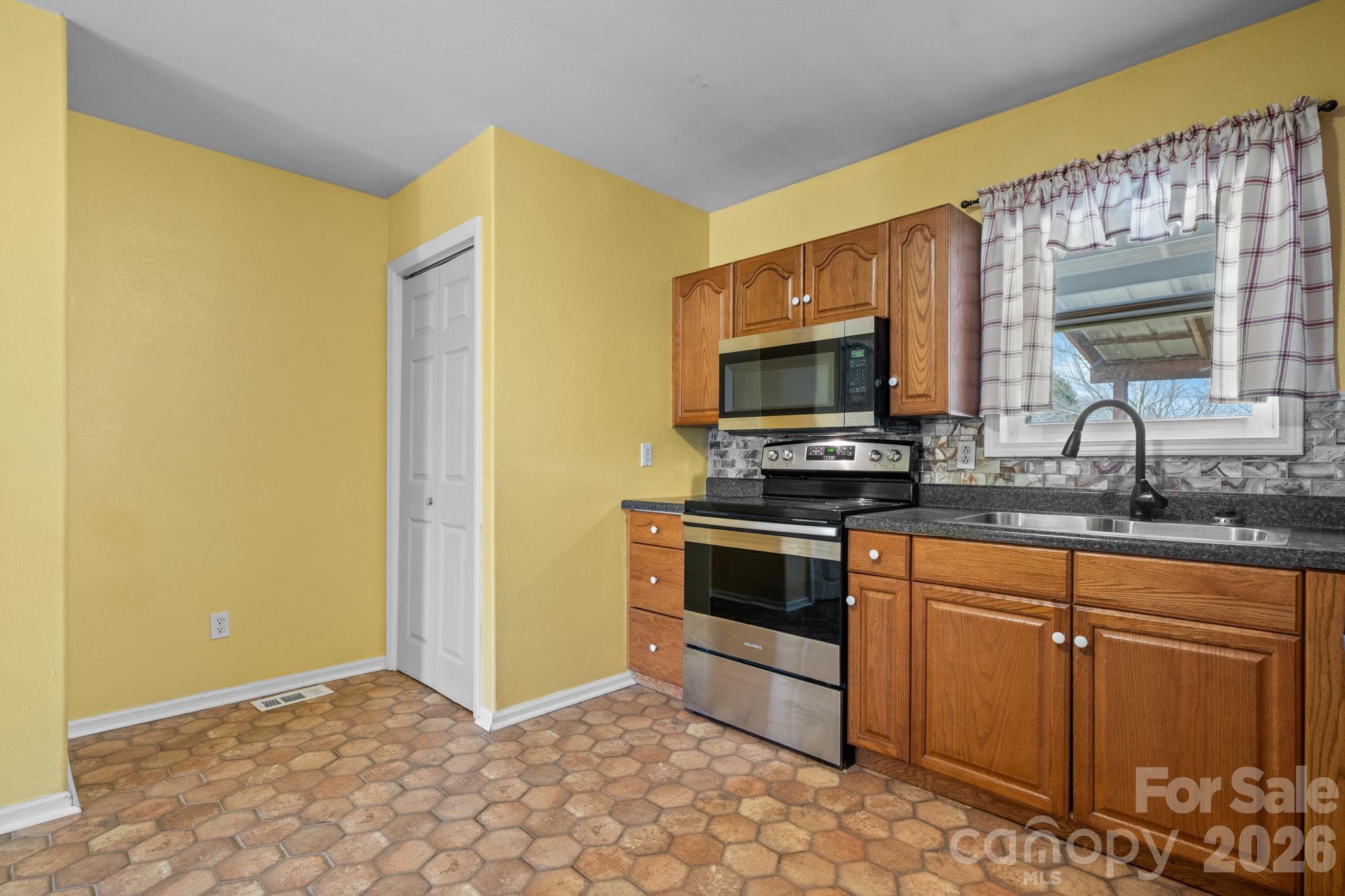 4820 Wordsworth Circle Conover, NC 28613 - Photo 9 of 38