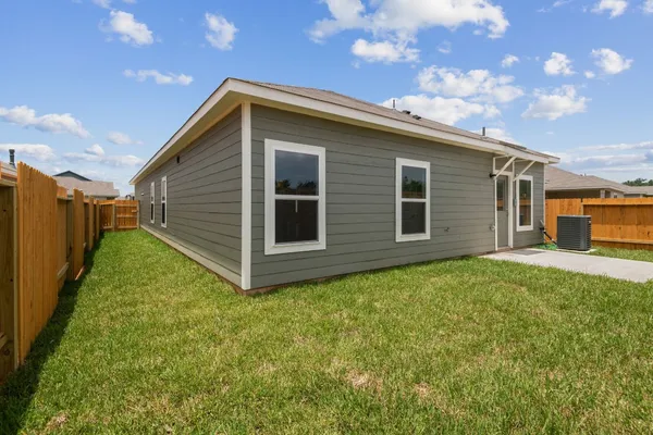 a view of a house with backyard