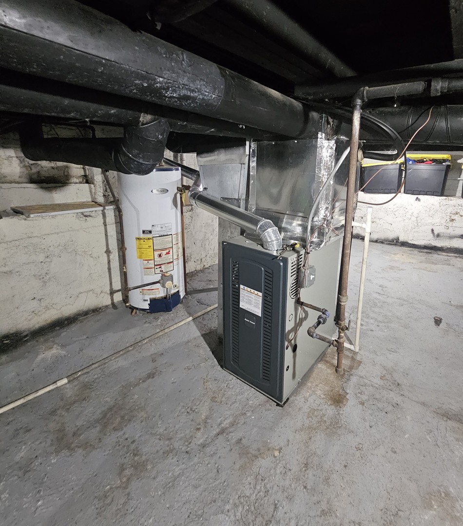 900 Charles Street Aurora, IL 60506 - Photo 11 of 14 a view of a garage