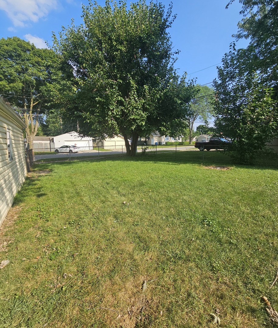 900 Charles Street Aurora, IL 60506 - Photo 12 of 14 a view of a green yard