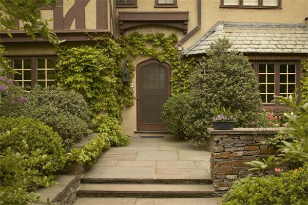 8 Lincoln Lane Cambridge, MA 02138 - Photo 13 of 13 a front view of a house