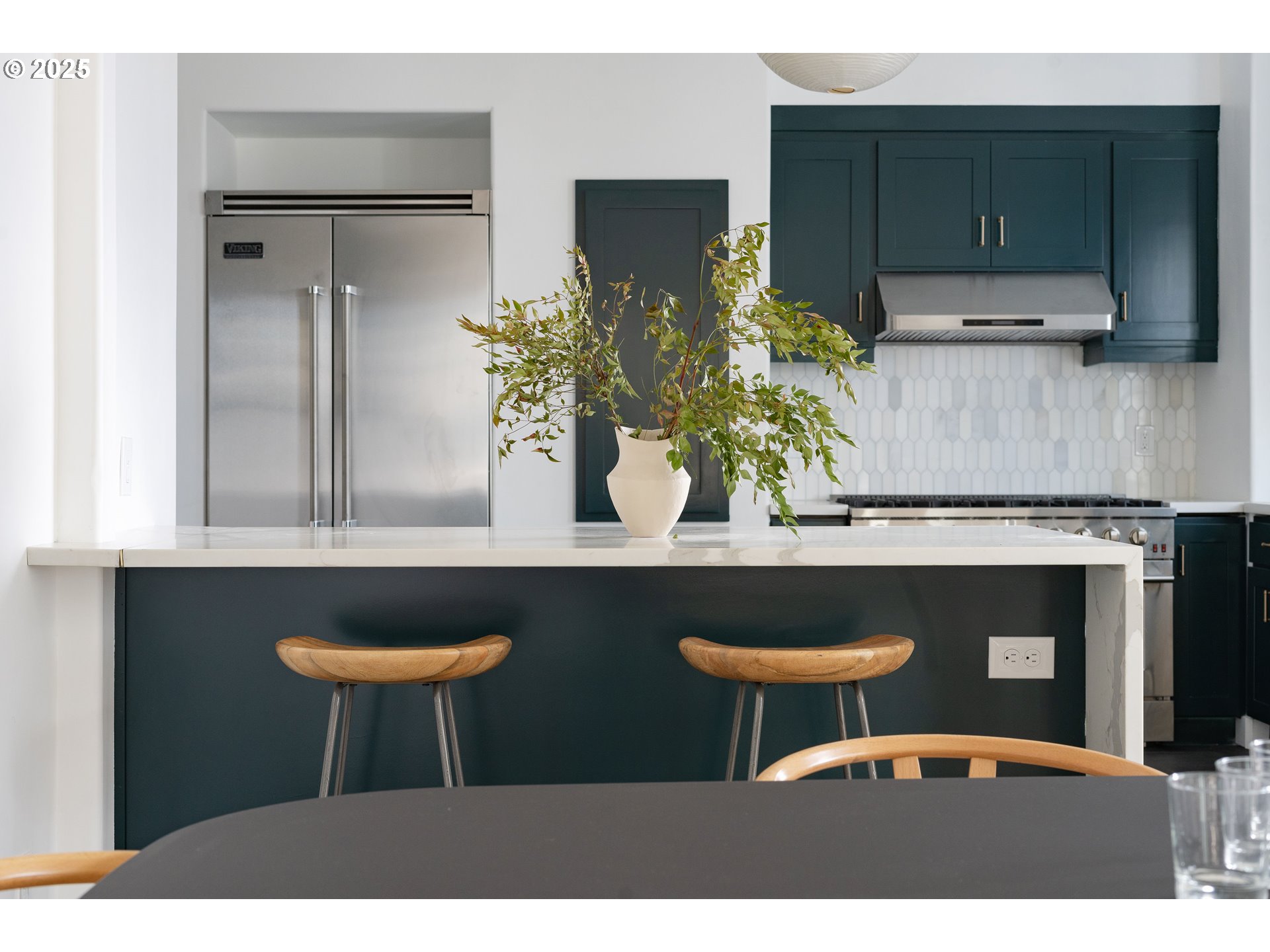 290 Southwest Moonridge Place Portland, OR 97225 - Photo 7 of 46 a table with chairs and a potted plant