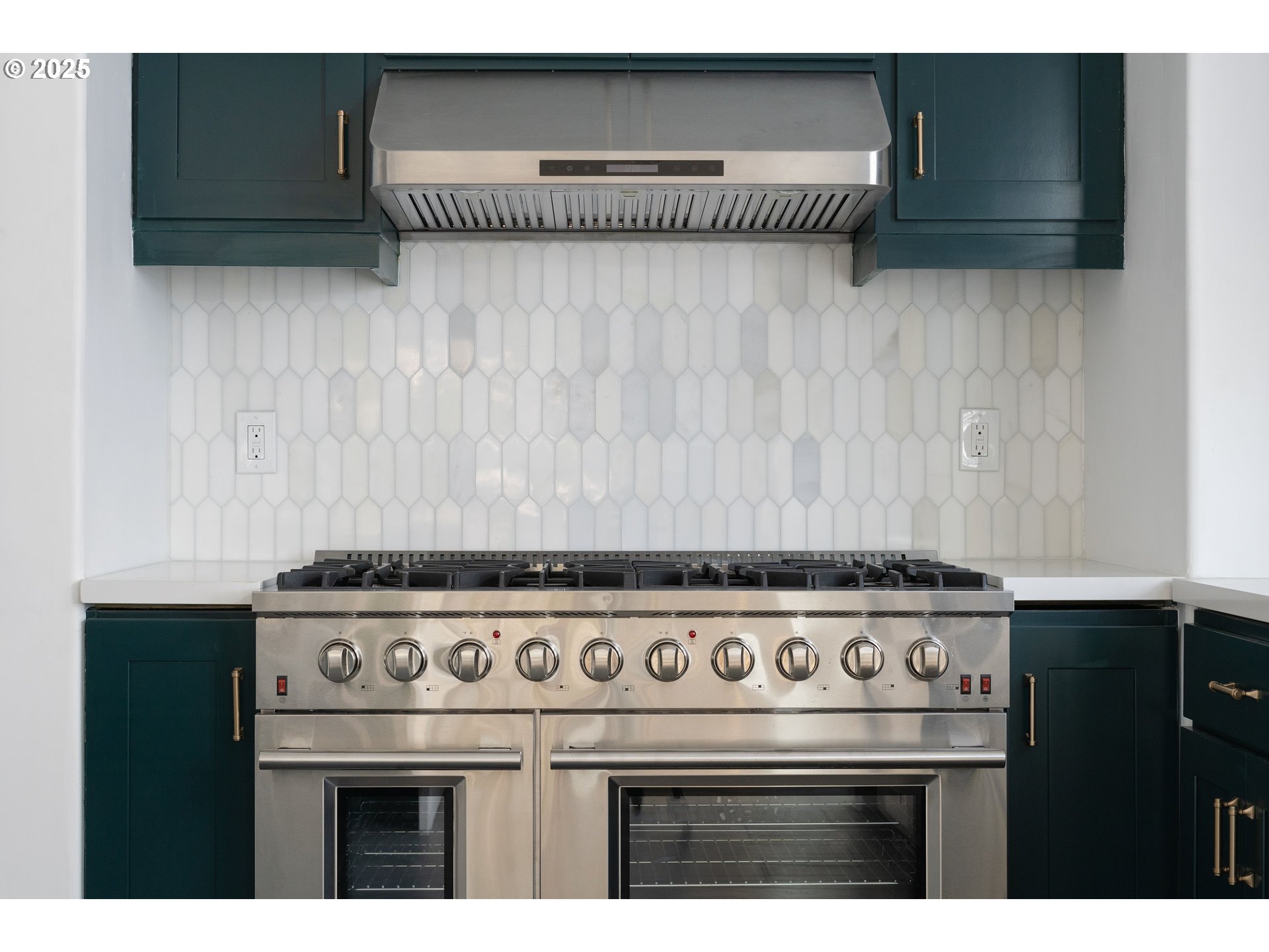 290 Southwest Moonridge Place Portland, OR 97225 - Photo 10 of 46 a close view of stove