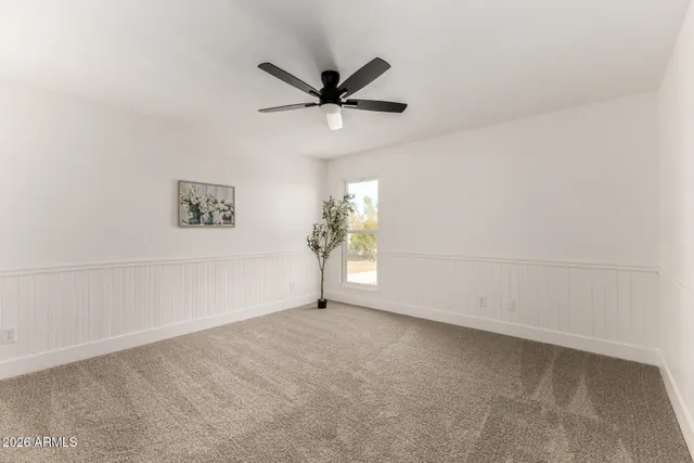a view of a livingroom with a ceiling fan & dryer
