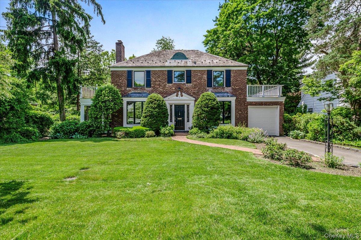 8 Parkside Drive Great Neck, NY 11021 - Photo 1 of 32