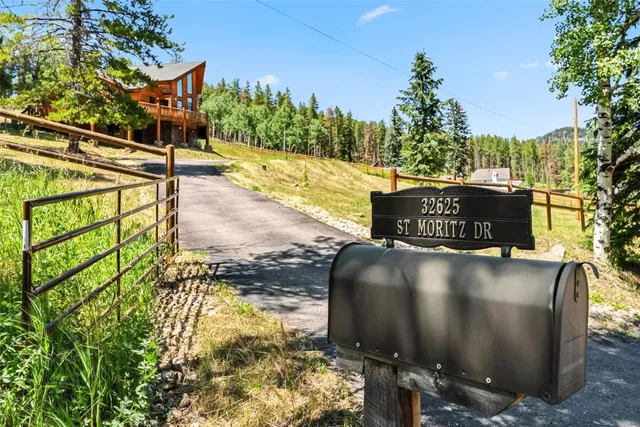 a view of a back yard of the building and front view of a lake