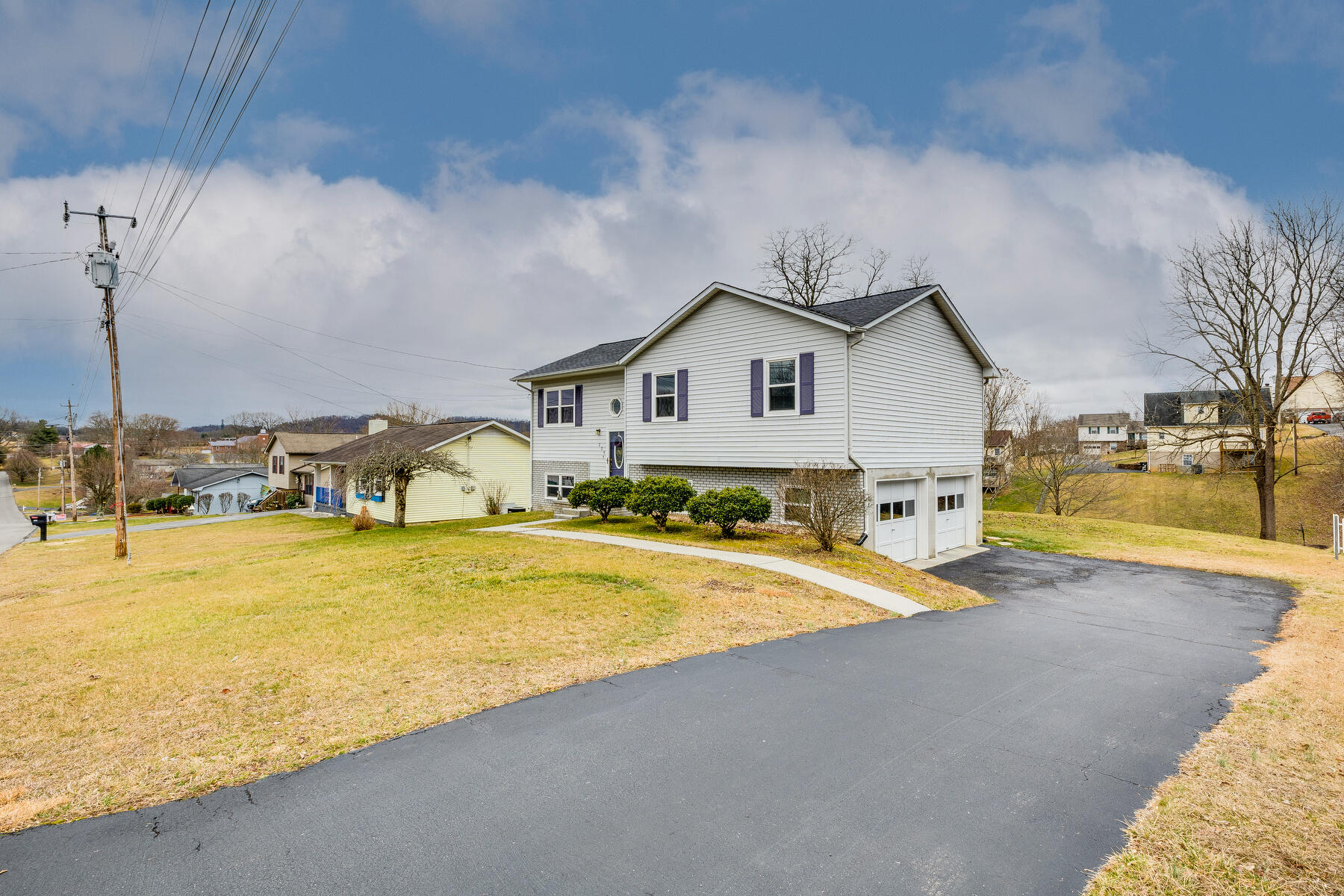 229 Ridgeview Drive Johnson City, TN 37615 - Photo 2 of 43 002