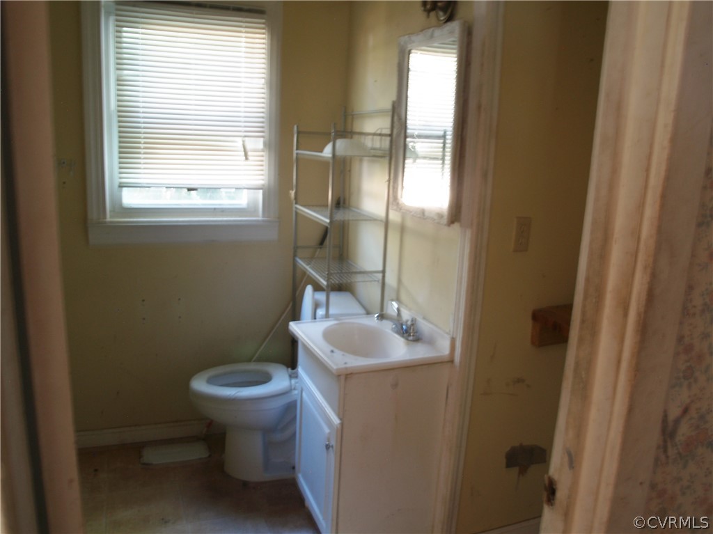 9570 Richmond Road Lanexa, VA 23089 - Photo 6 of 11 Hall bath with shower.