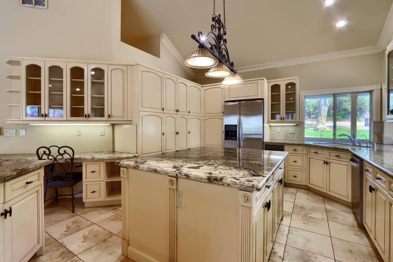 46580 Vista Del Rio Drive Oakhurst, CA 93644 - Photo 18 of 82 a kitchen that has a stove and a table in it