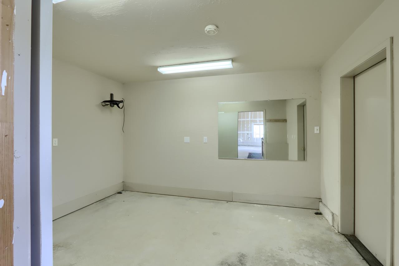 46580 Vista Del Rio Drive Oakhurst, CA 93644 - Photo 61 of 82 an empty room that has a mirror in it