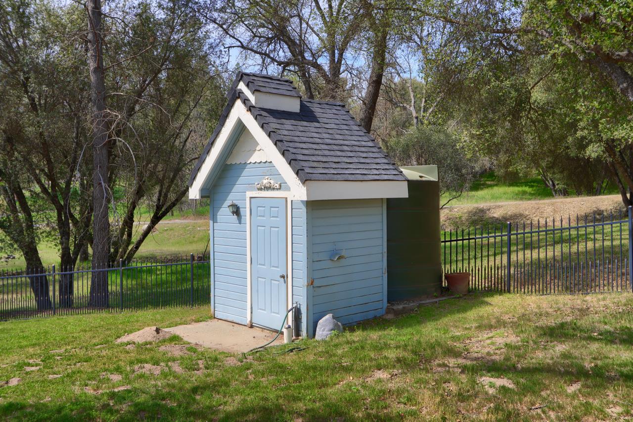 46580 Vista Del Rio Drive Oakhurst, CA 93644 - Photo 71 of 82 a view of backyard with tree and wooden fence