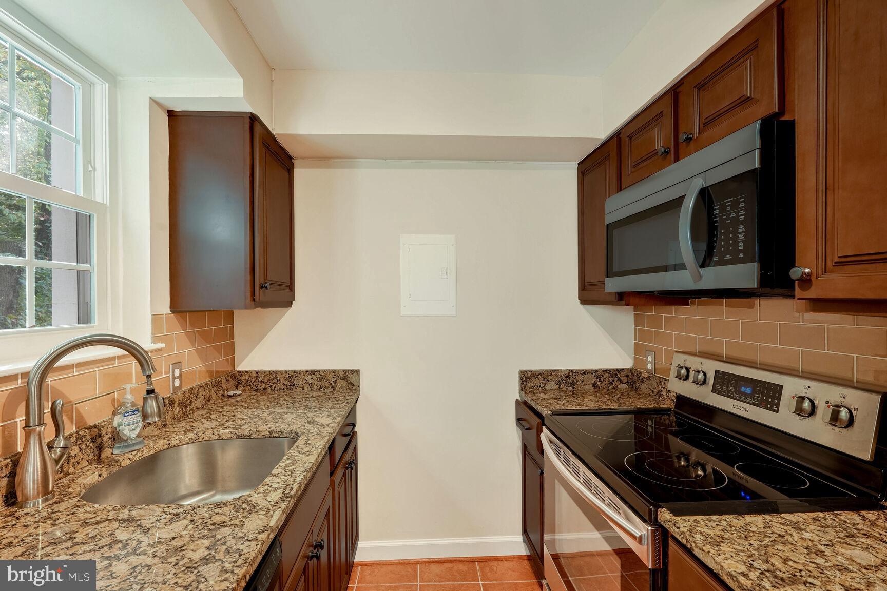 2601 South Walter Reed Drive, Unit B Arlington, VA 22206 - Photo 3 of 17