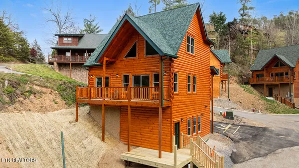 $975,000 | 2104 Vly Crk Way, Pigeon Forge, TN 37862