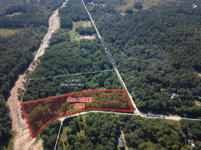 a sign that is sitting on a brick wall