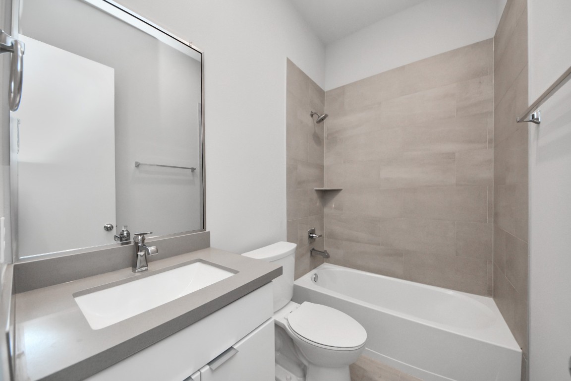 608 Thornton Road, Unit A Houston, TX 77018 - Photo 19 of 44 a bathroom with a sink a toilet and a bathtub