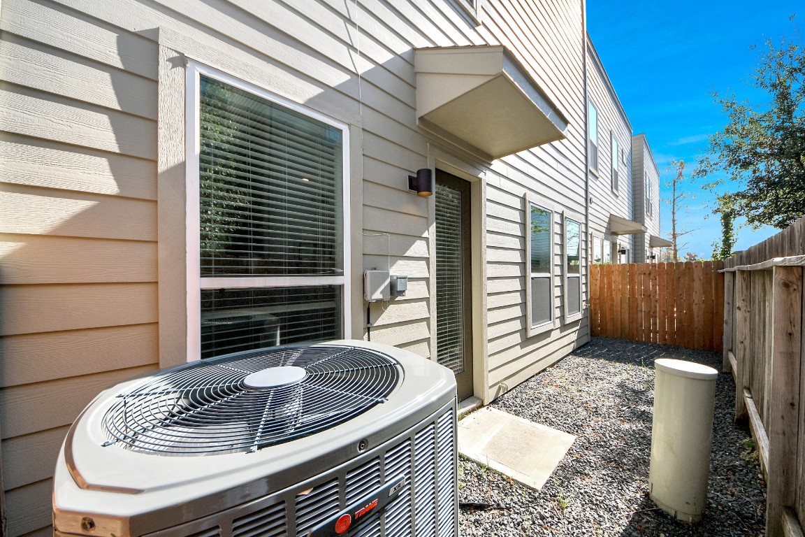 608 Thornton Road, Unit A Houston, TX 77018 - Photo 37 of 44 a backyard of a house with seating space