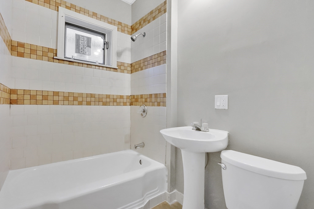 16 Amherst Street Springfield, MA 01109 - Photo 12 of 35