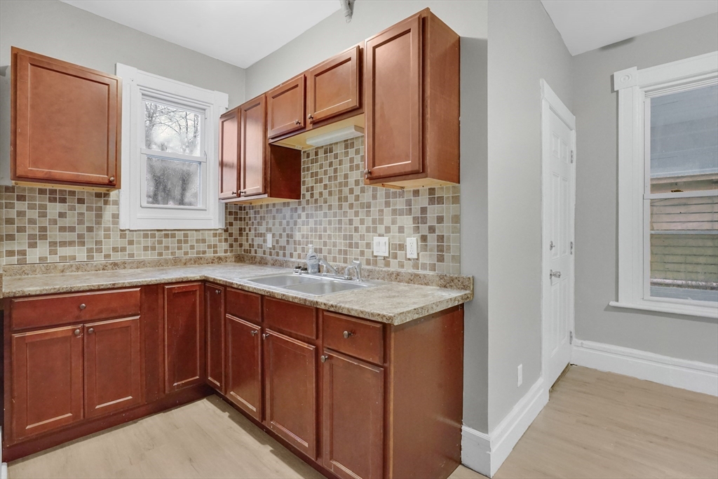 16 Amherst Street Springfield, MA 01109 - Photo 8 of 35