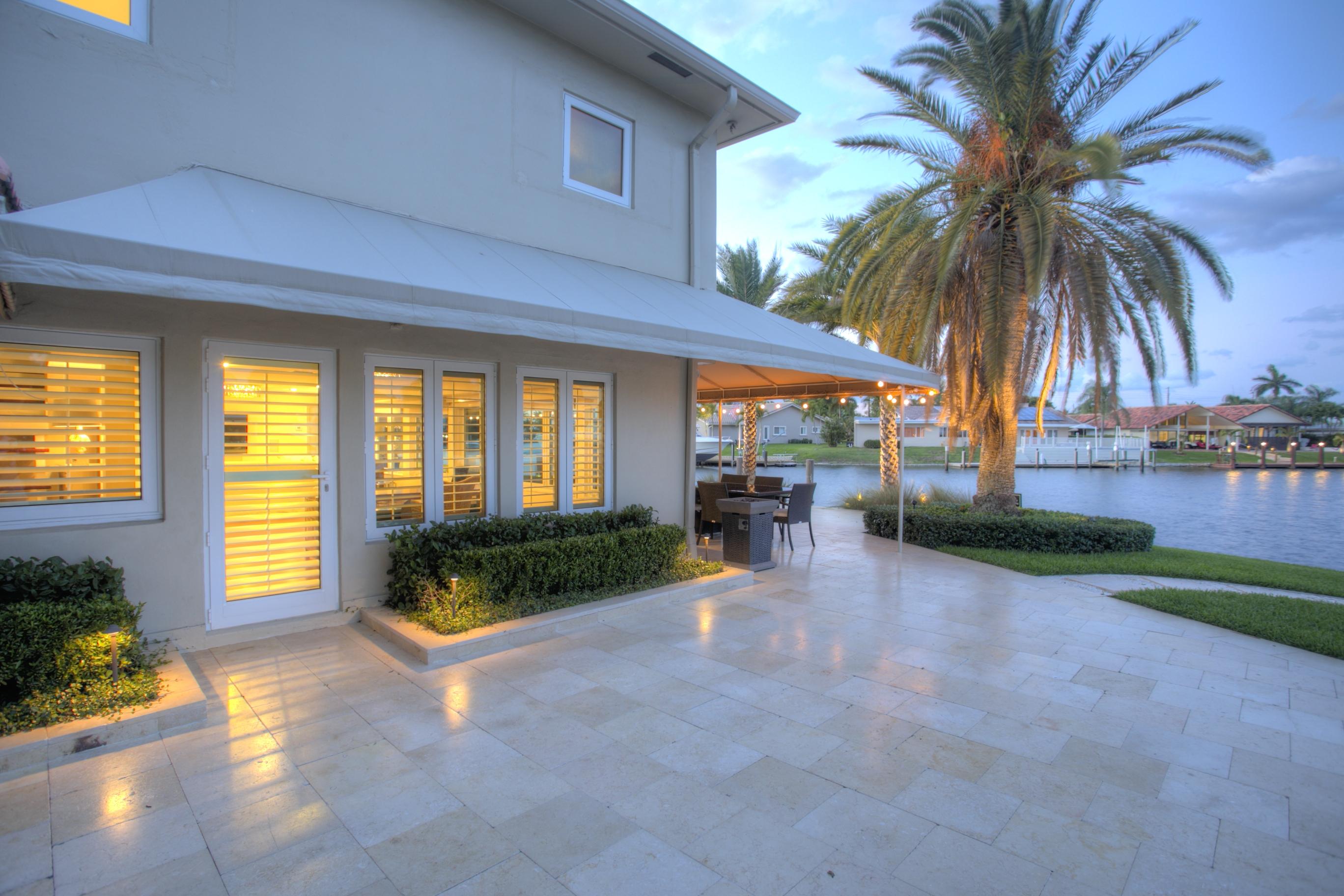 4310 Northeast 23rd Terrace Lighthouse Point, FL 33064 - Photo 20 of 22 004 side yard