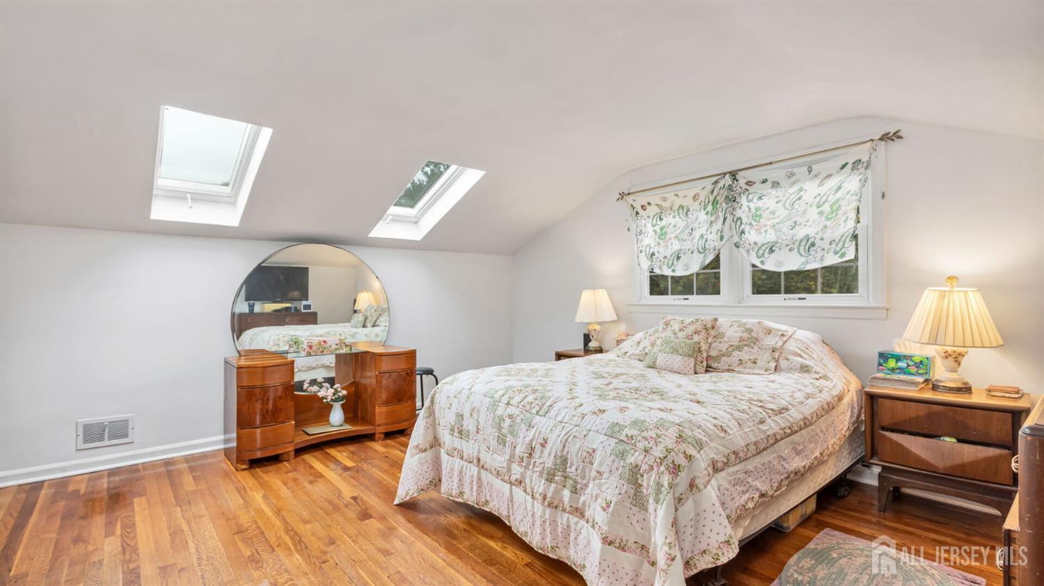 77-89 Parkside Road Plainfield, NJ 07060 - Photo 23 of 42 a bedroom with a bed and wooden floor