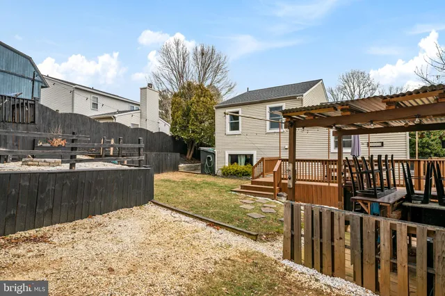 a view of a house with backyard