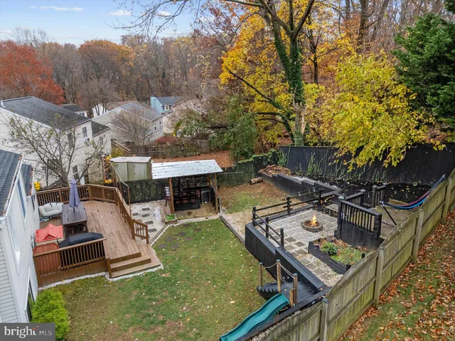 a view of a house with backyard and porch