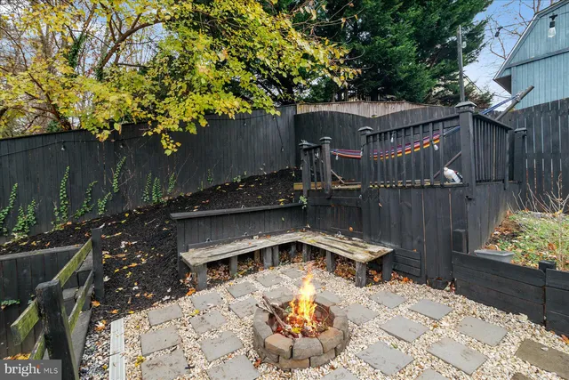 a view of a backyard with sitting area and furniture