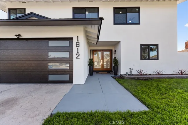 a view of a livingroom with an outdoor space