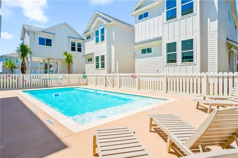 a view of a back yard