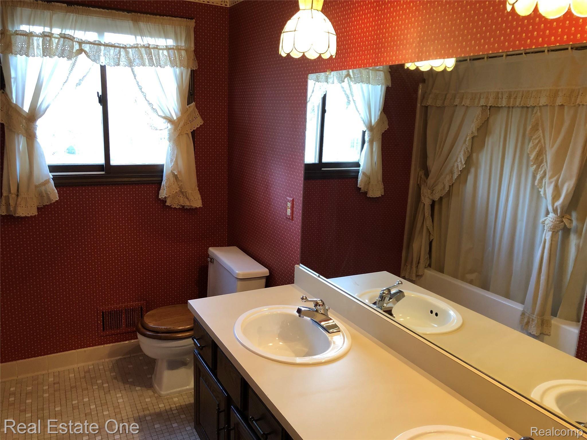 3070 Baypoint Drive Rochester, MI 48309 - Photo 21 of 34 IMG_1743.jpg