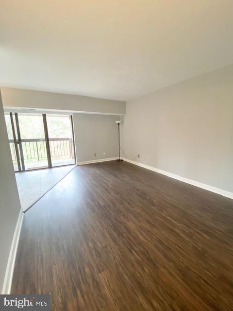 11605 Stoneview Square, Unit 65/22C Reston, VA 20191 - Photo 4 of 9 LIVING ROOM