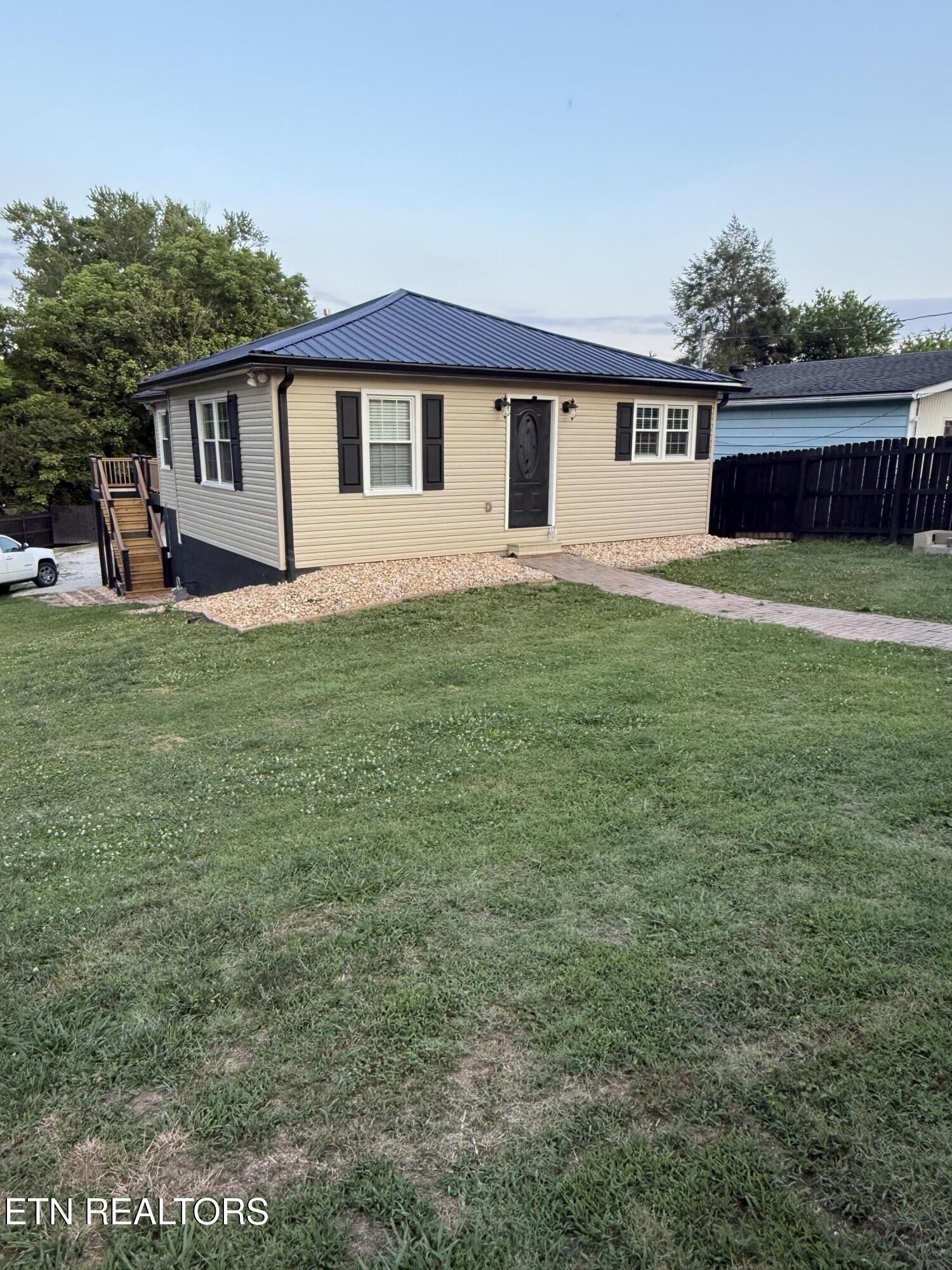 925 Medaris Street Clinton, TN 37716 - Photo 1 of 52 IMG_3939